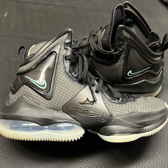 Youth Nike Lebron James High Tops - Picture 1 of 8